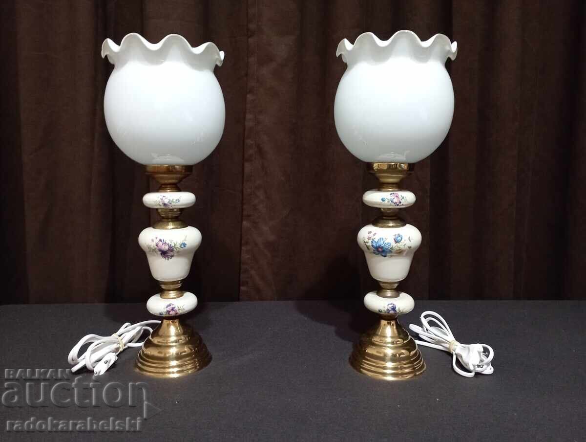 Set de două lămpi din porțelan cu abajururi din sticlă albă