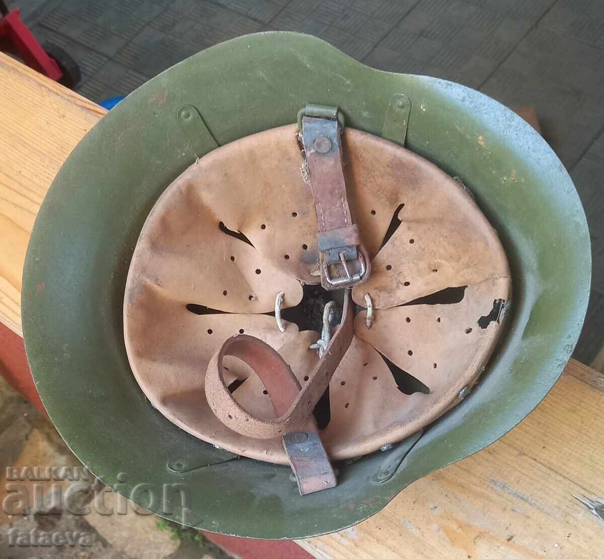 Παράδοση Παλιό στρατιωτικό κράνος, γερμανικού τύπου