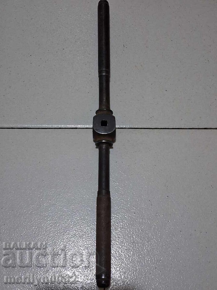 Стар железарски инструмент върток за метчик с цена € 26.59 | 52.01 лв. Стар железарски инструмент върток за метчик с цена € 26.59 | 52.01 лв.