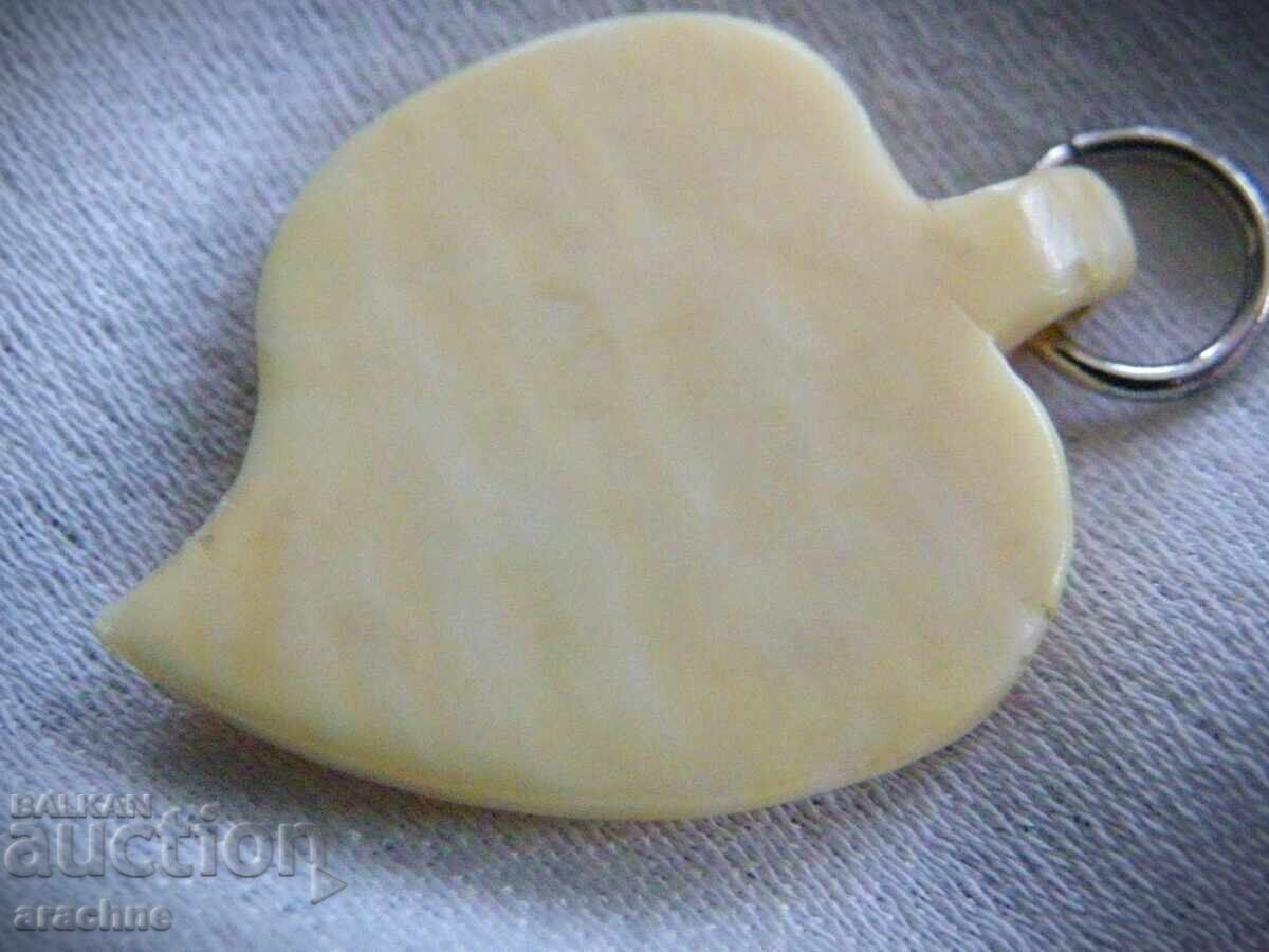 Licitație Medalion inimă din fildeș Licitație Medalion inimă din fildeș