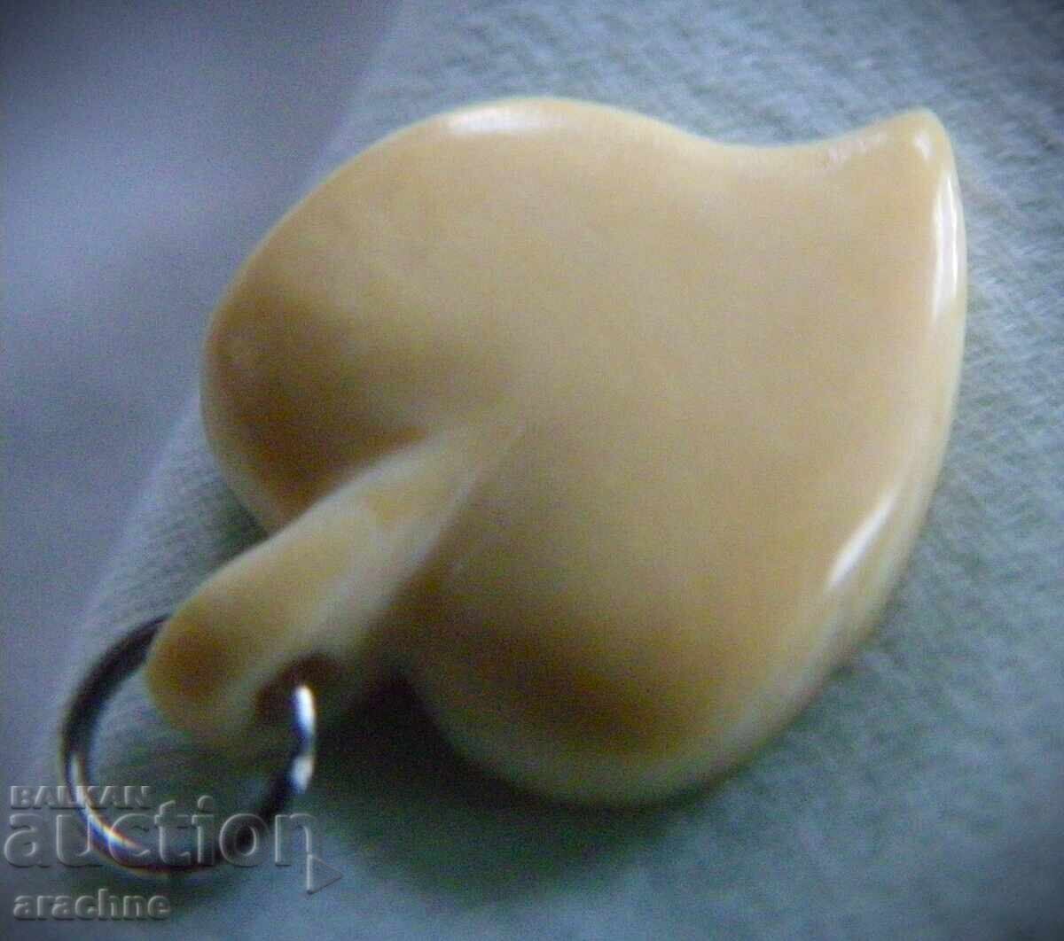 Livrarea Medalion inimă din fildeș Livrarea Medalion inimă din fildeș