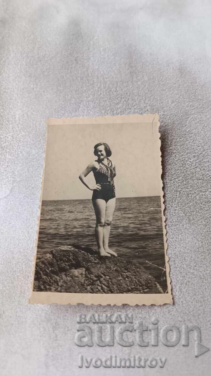 Снимка Млада жена на скала над морето Снимка Млада жена на скала над морето