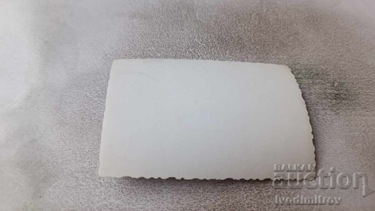 Φωτογραφία Νεαρή γυναίκα στην παραλία με τιμή € 0.84 | 1.64 BGN