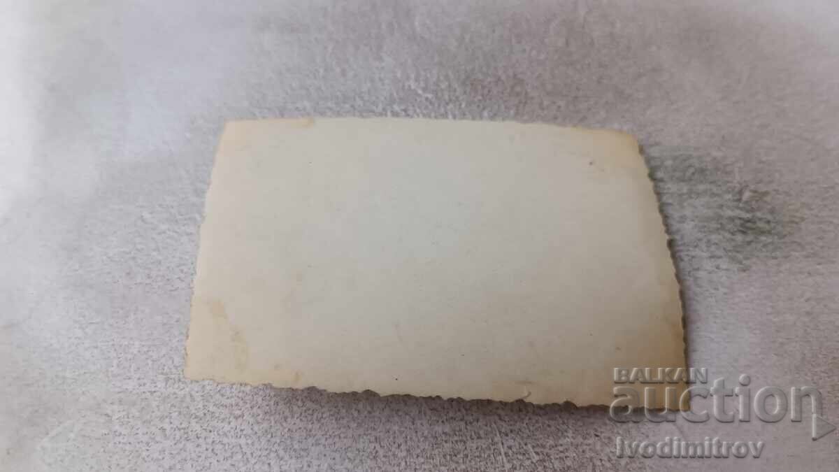 Fotografie Femeie cu un sombrero pe plajă cu preț € 0.74 | 1.45 BGN