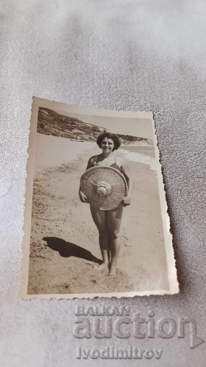 Fotografie Femeie cu un sombrero pe plajă