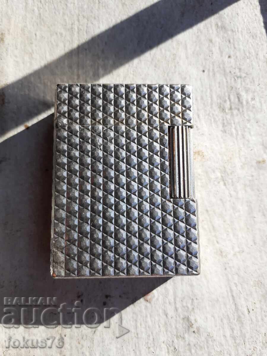 Brichetă de colecție din argint veche Dupont - funcționează cu preț € 281.21 | 550.00 BGN Brichetă de colecție din argint veche Dupont - funcționează cu preț € 281.21 | 550.00 BGN