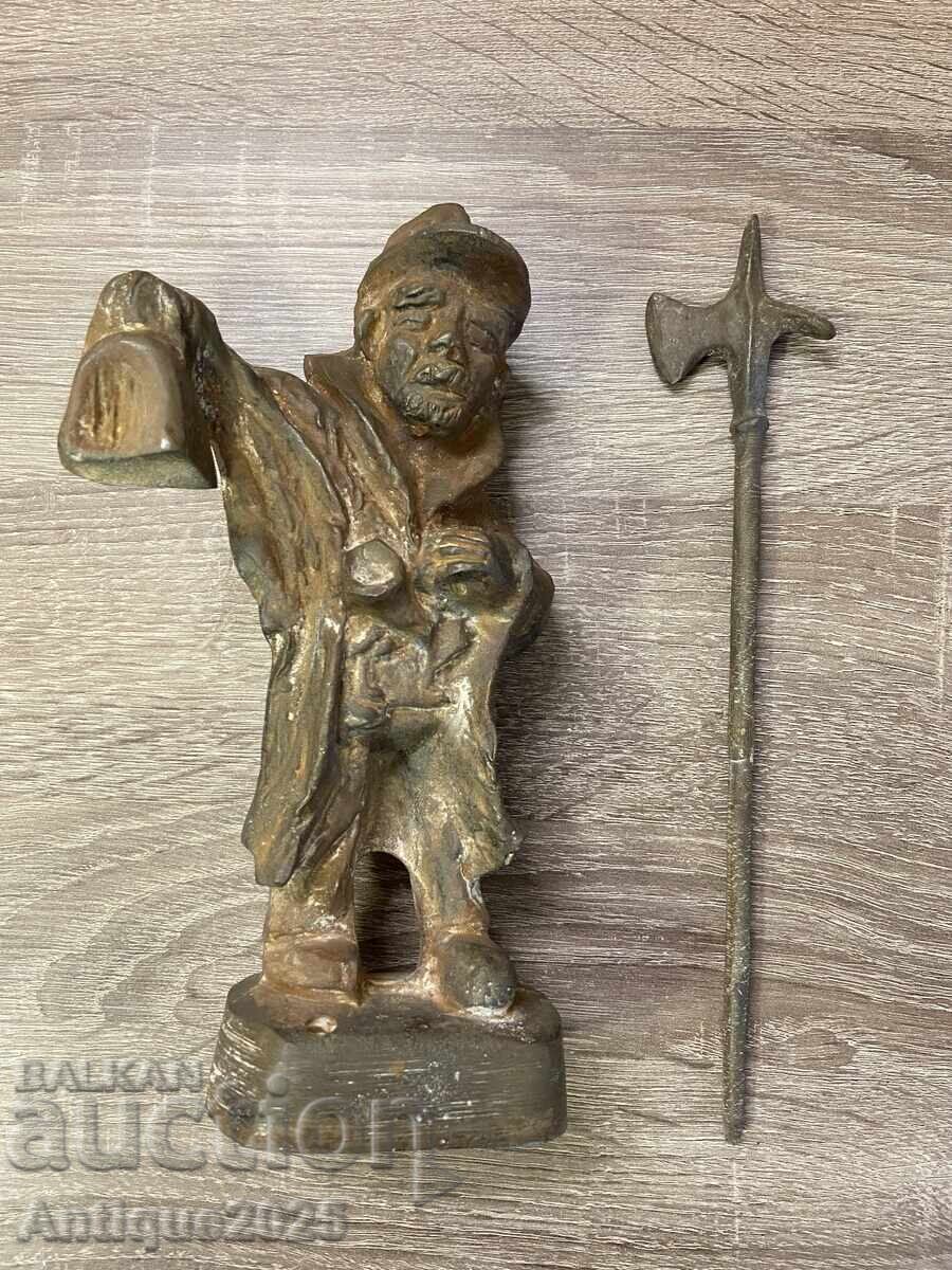 Αντίκα χυτοσιδηρή φιγούρα "Φύλακας / Εργάτης με αλεπάρδα", XX - 6