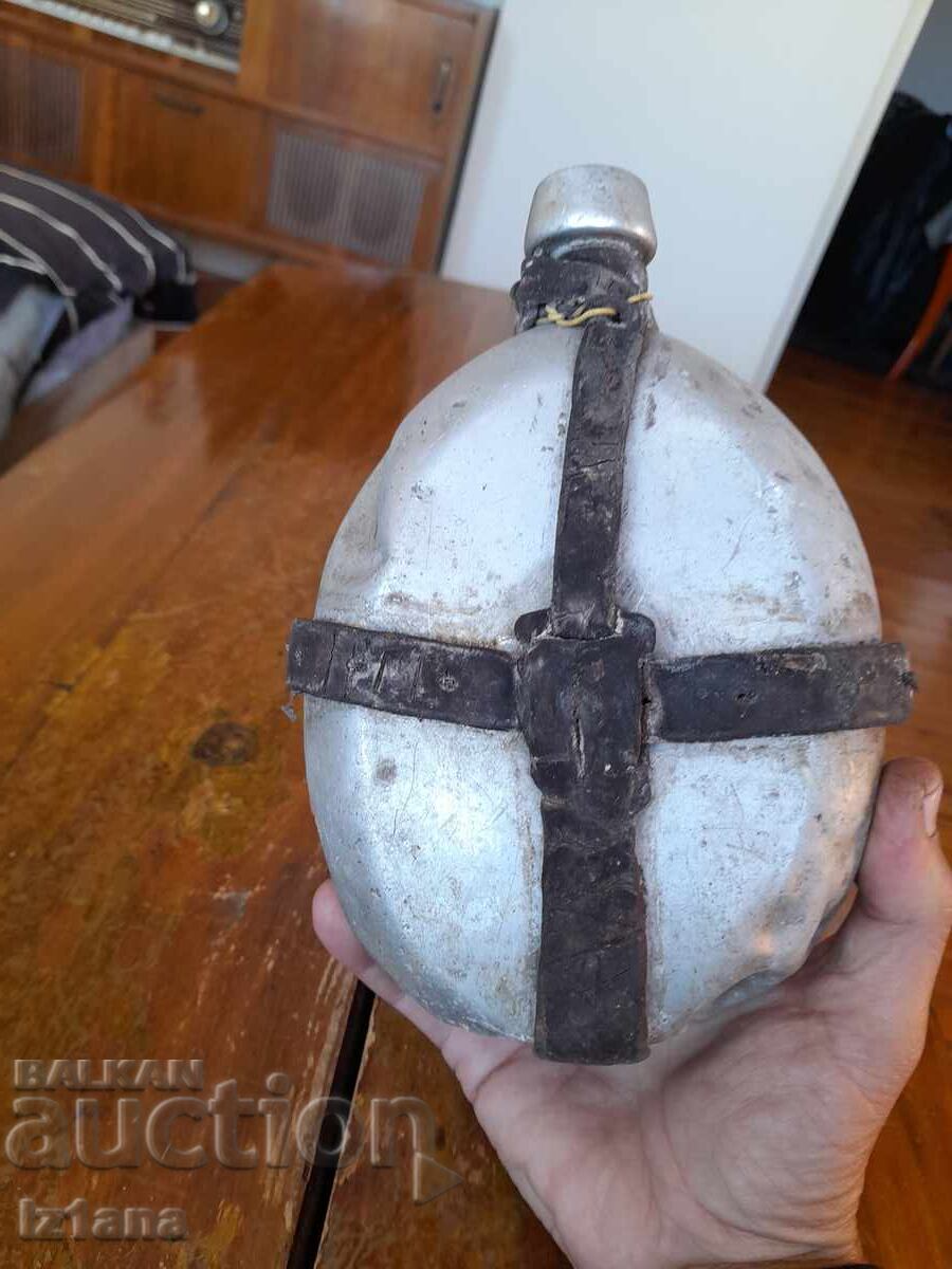 Livrarea O pălărie veche de soldat Livrarea O pălărie veche de soldat