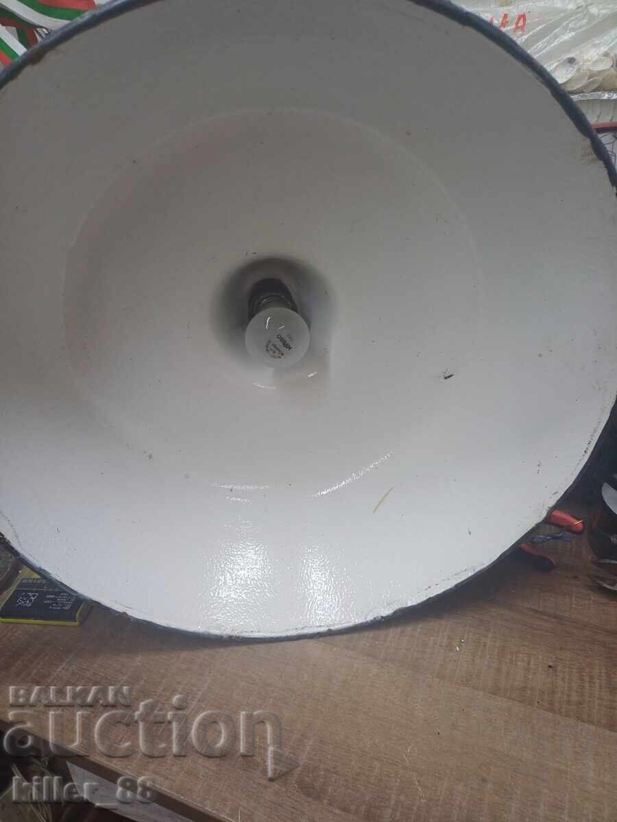 Lampă emailată veche funcțională cu preț € 38.35 | 75.01 BGN