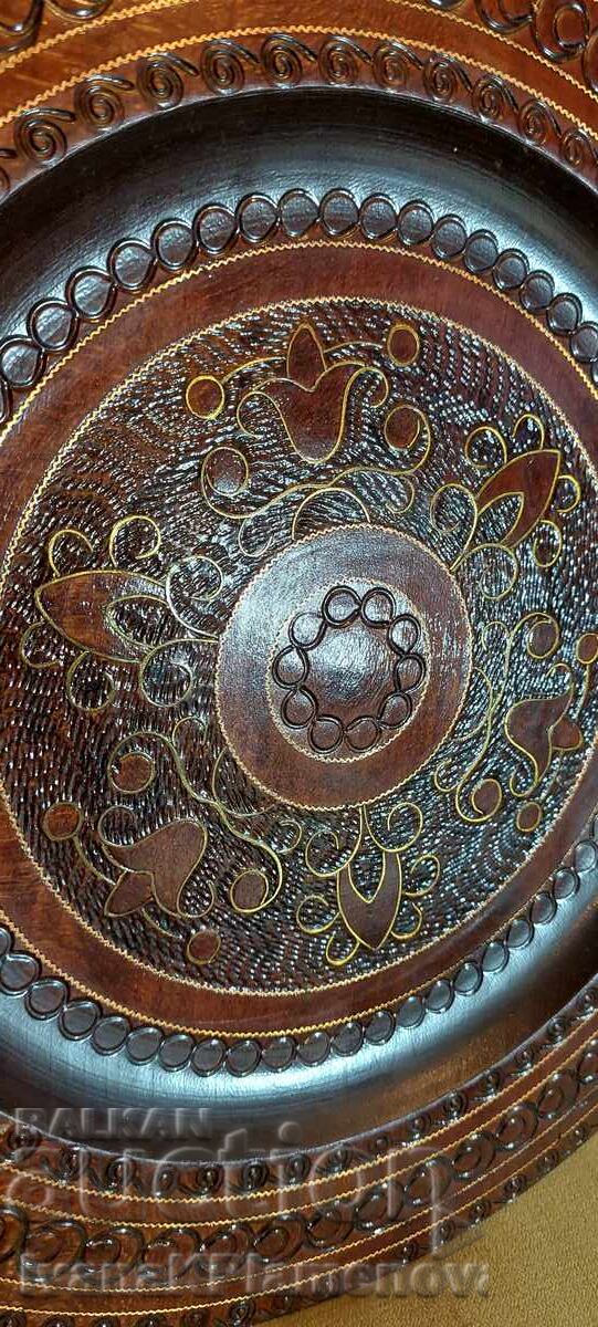 Panou sculptat în lemn, incrustat cu alamă, 30cm, pentru cunoscători cu preț € 22.50 | 44.01 BGN