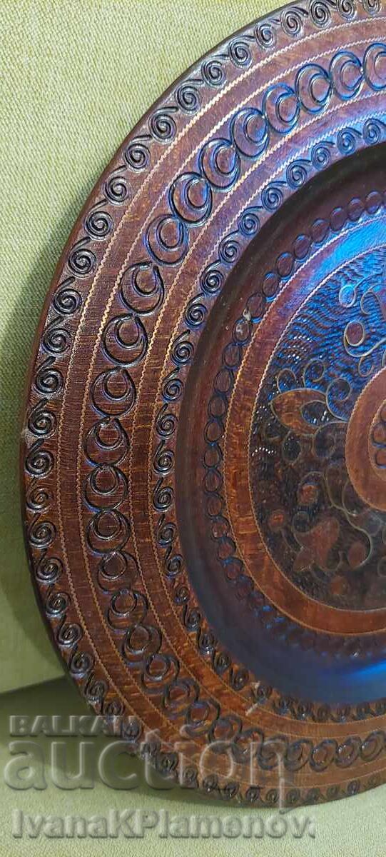 Licitație Panou sculptat în lemn, incrustat cu alamă, 30cm, pentru cunoscători