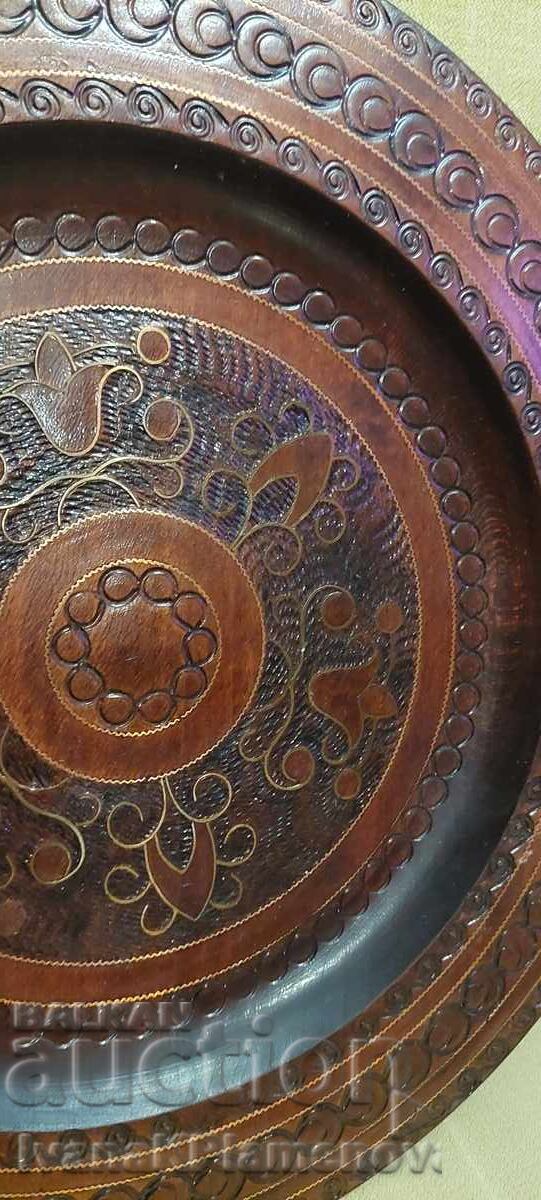 Livrarea Panou sculptat în lemn, incrustat cu alamă, 30cm, pentru cunoscători