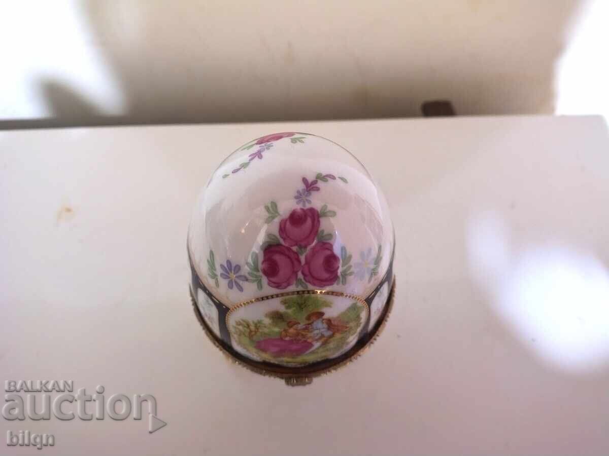 Порцеланово Яйце-Кутия за Бижута-Лимож с цена € 20.44 | 39.98 лв.