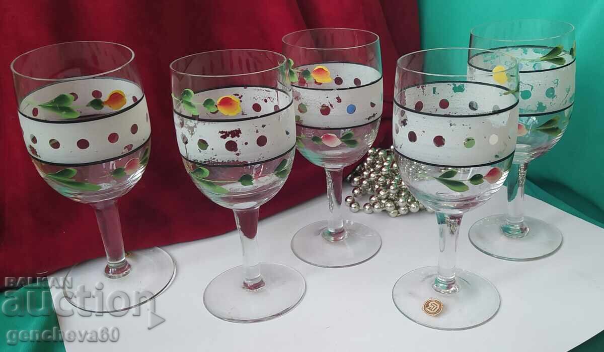 Căni pictate manual cu picior