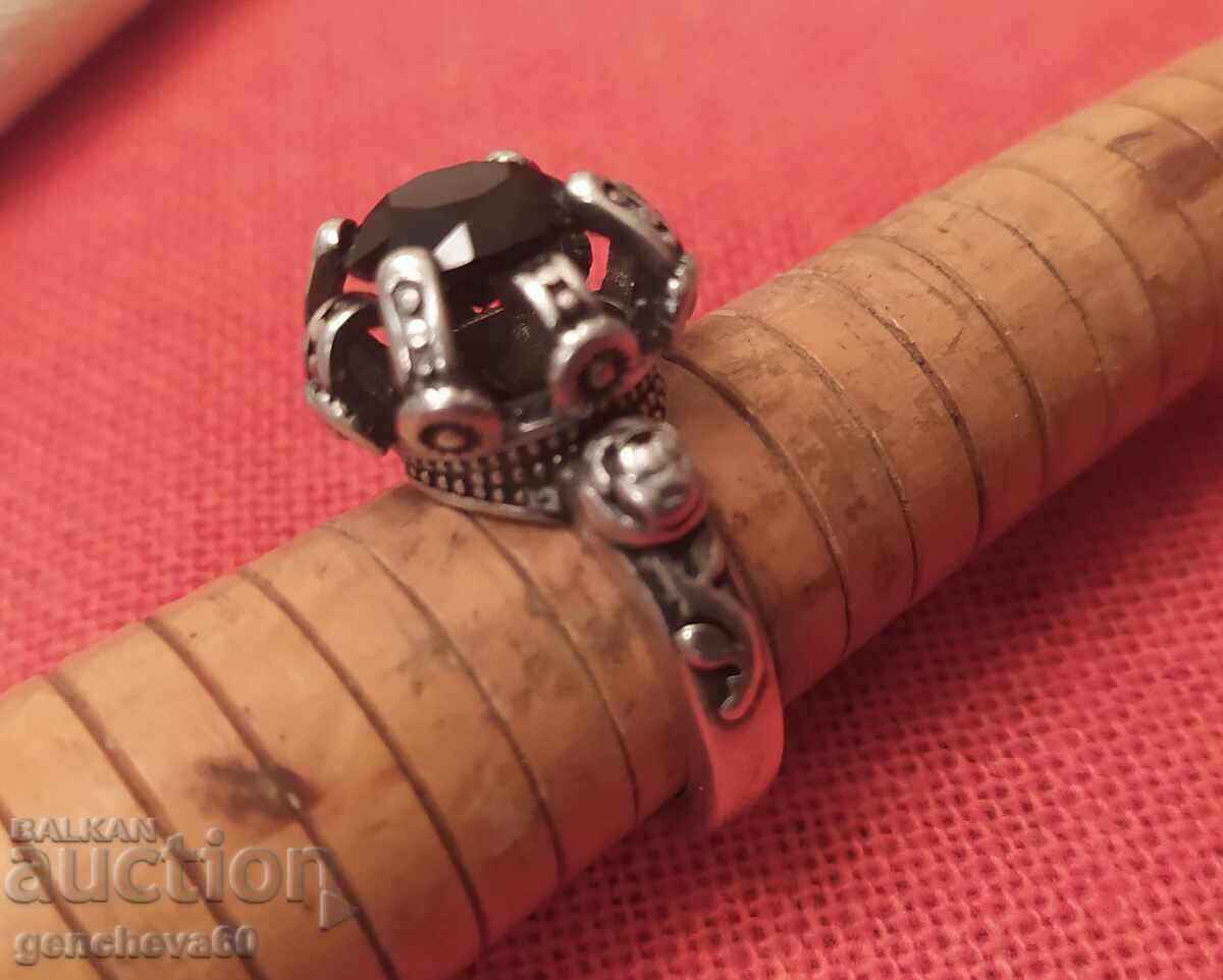 Livrarea Inel vechi de argint cu piatră Livrarea Inel vechi de argint cu piatră