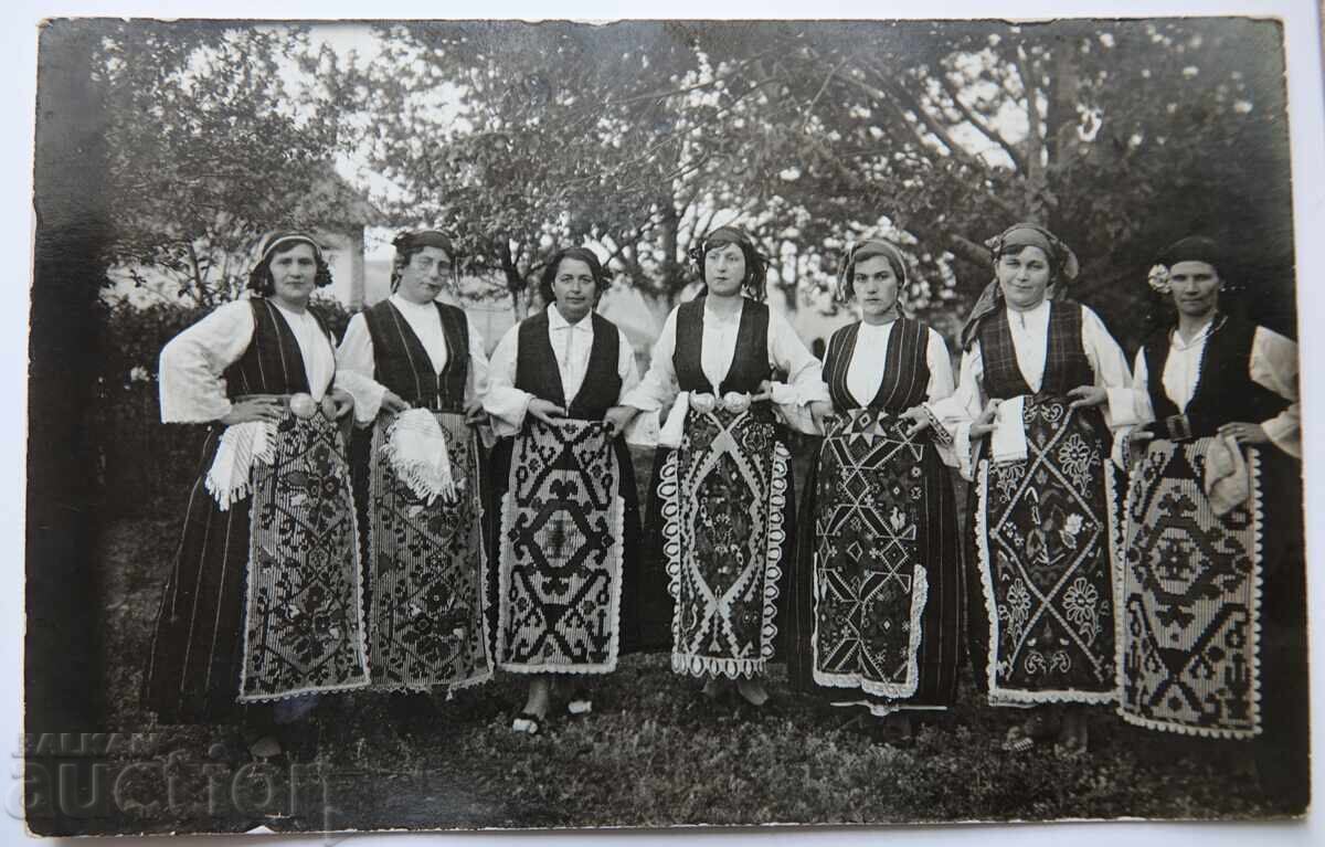 Народни носии на България, снимки с размер на пощенска карти с цена € 10.23 | 20.01 лв. Народни носии на България, снимки с размер на пощенска карти с цена € 10.23 | 20.01 лв.