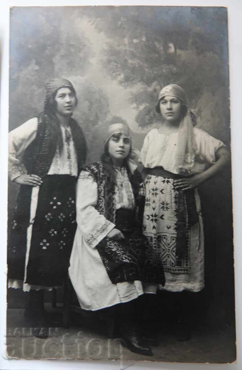 Доставка на Народни носии на България, снимки с размер на пощенска карти Доставка на Народни носии на България, снимки с размер на пощенска карти