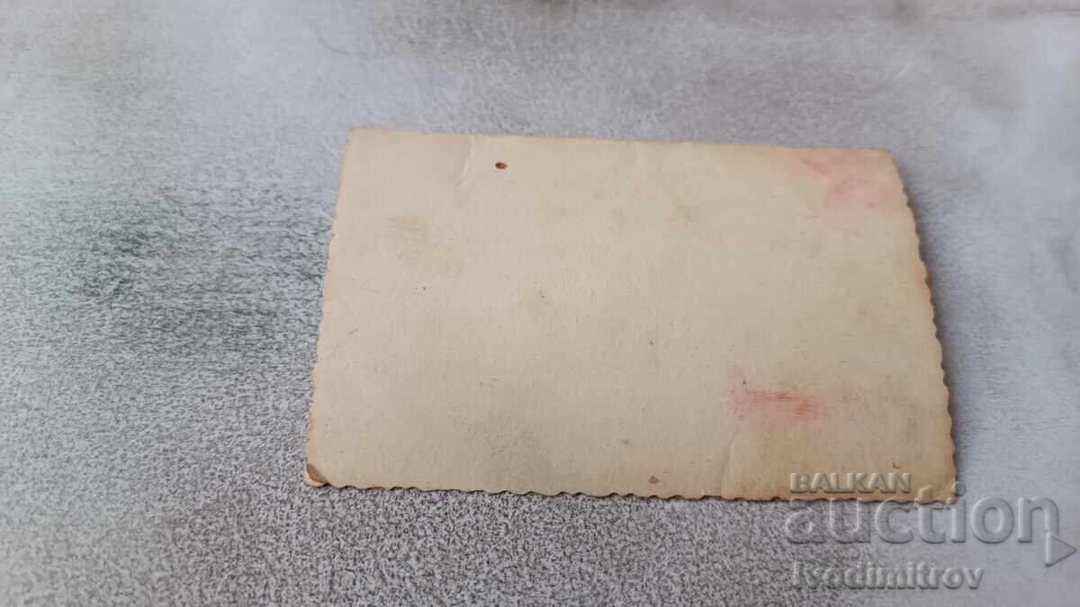 Снимка Жена и малко момиченце пред лек ретро автомобил с цена € 1.20 | 2.35 лв.