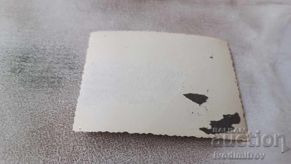 C-ca Bărbați, femeie și fată în fața unei case unifamiliale în construcție cu preț € 1.35 | 2.64 BGN C-ca Bărbați, femeie și fată în fața unei case unifamiliale în construcție cu preț € 1.35 | 2.64 BGN