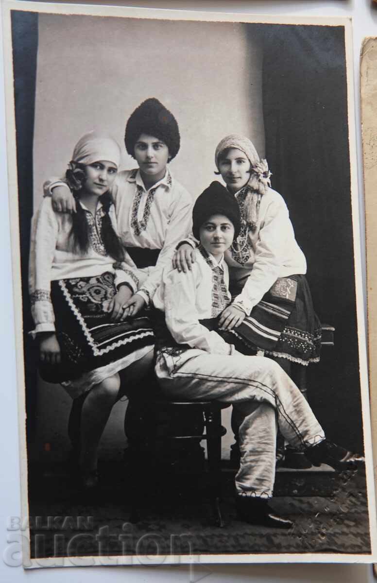 Аукцион Народни носии на България, снимки с размер на пощенска карти Аукцион Народни носии на България, снимки с размер на пощенска карти