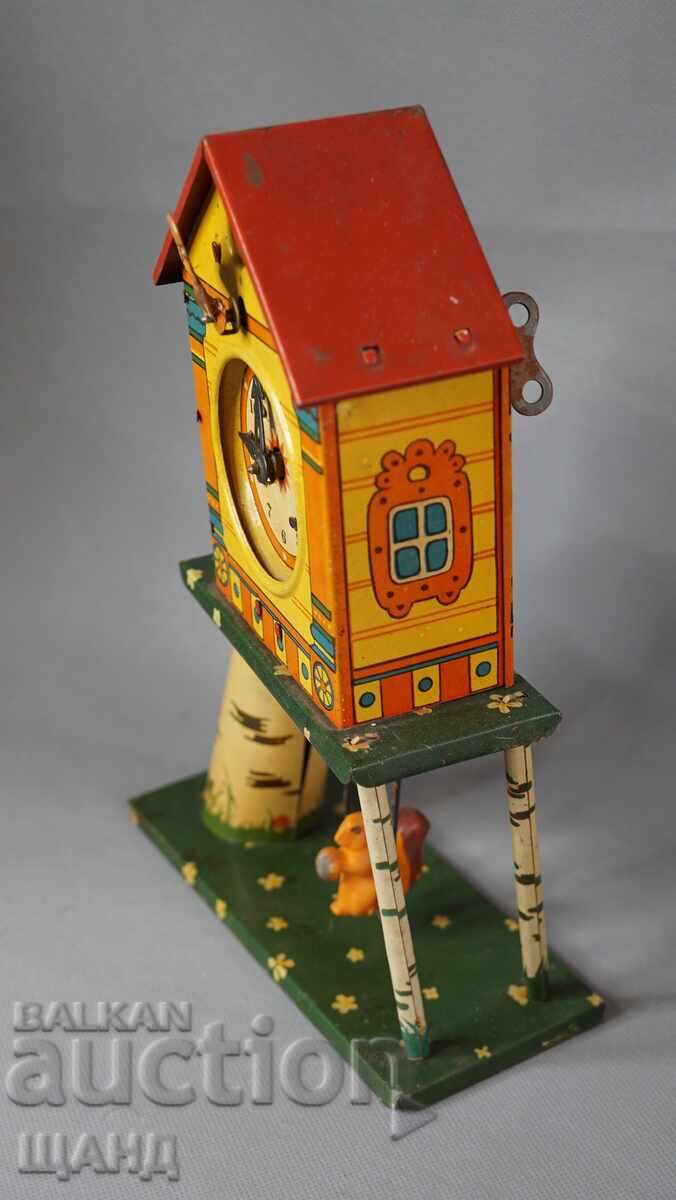 1960 Рядка Руска метална механична играчка Къща с часовник с цена € 28.30 | 55.35 лв.