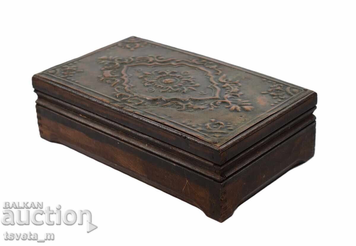 Дървена кутия с меден обков ръчна изработка соц с цена € 7.67 | 15.00 лв.