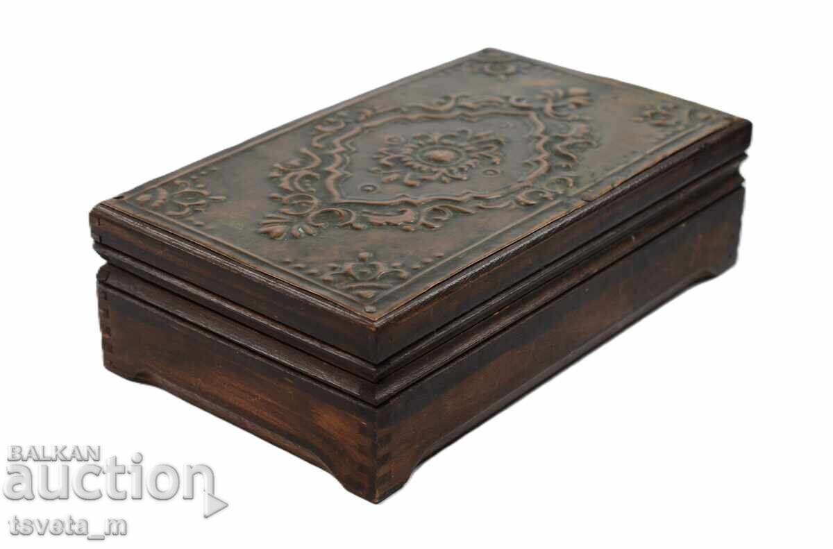 Licitație Cutie de lemn cu aplicații de alamă lucrată manual, stil socialist