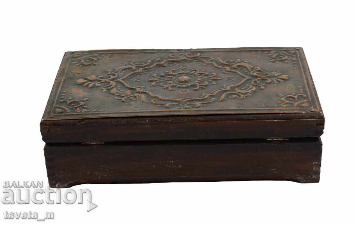 Livrarea Cutie de lemn cu aplicații de alamă lucrată manual, stil socialist