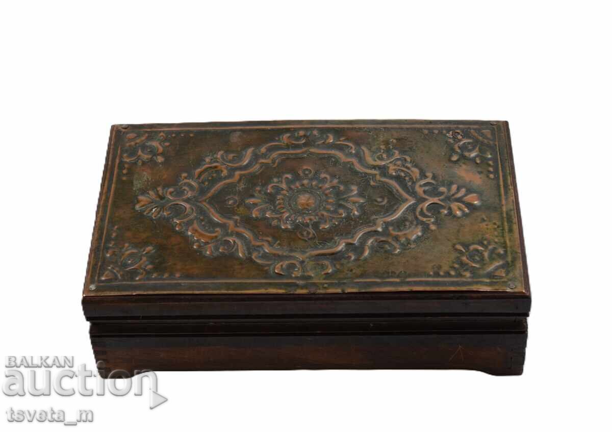 Cutie de lemn cu aplicații de alamă lucrată manual, stil socialist