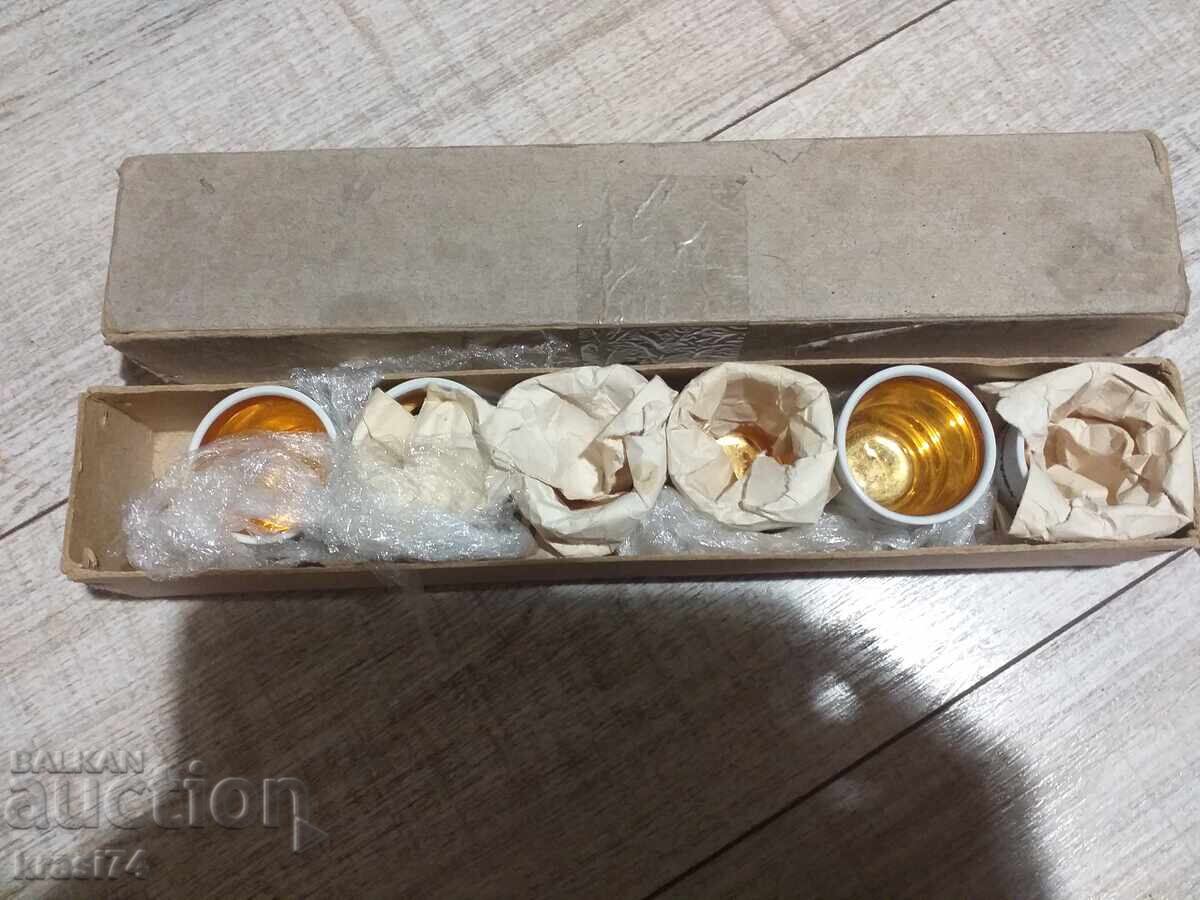 Μικρά επιχρυσωμένα φλιτζάνια