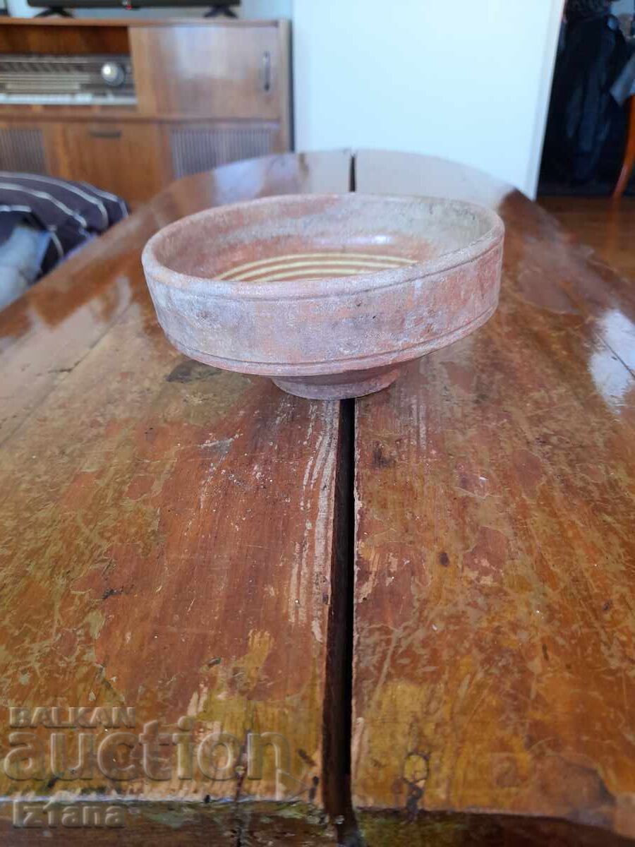 Oală veche din ceramică