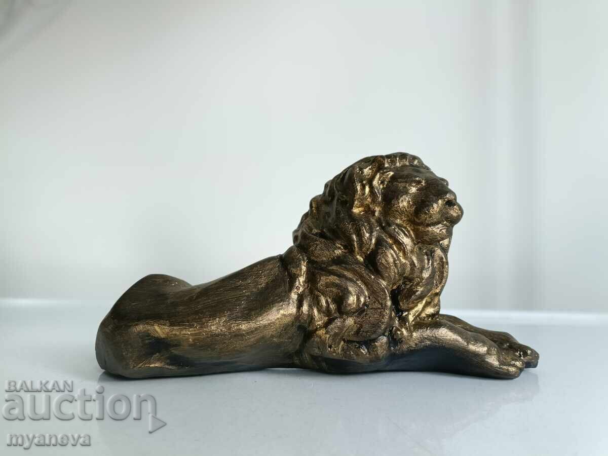 Статуетка на лъв , символ на мощ, сила, гордост и успех .