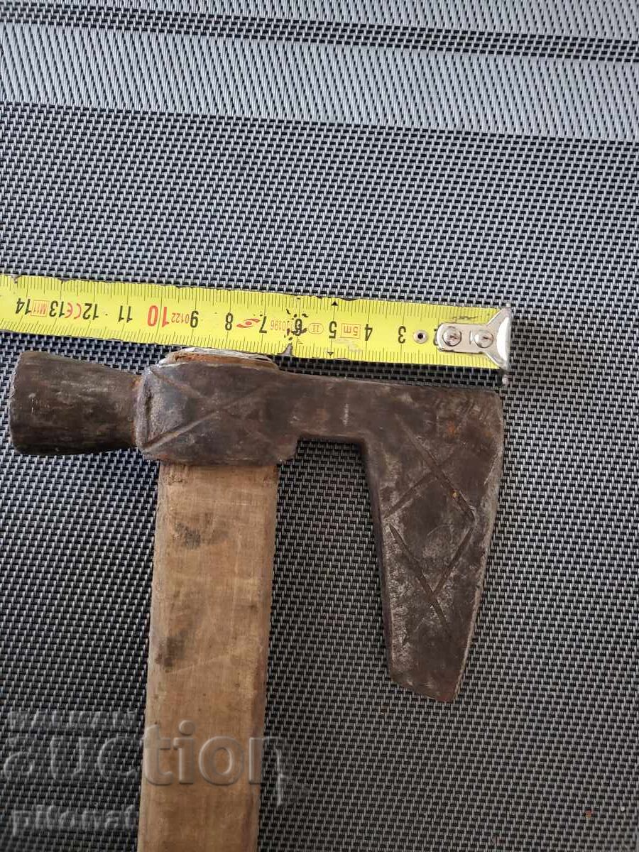 Livrarea Veche toporișcă forjată