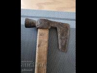 Стара кована брадвичка брадва