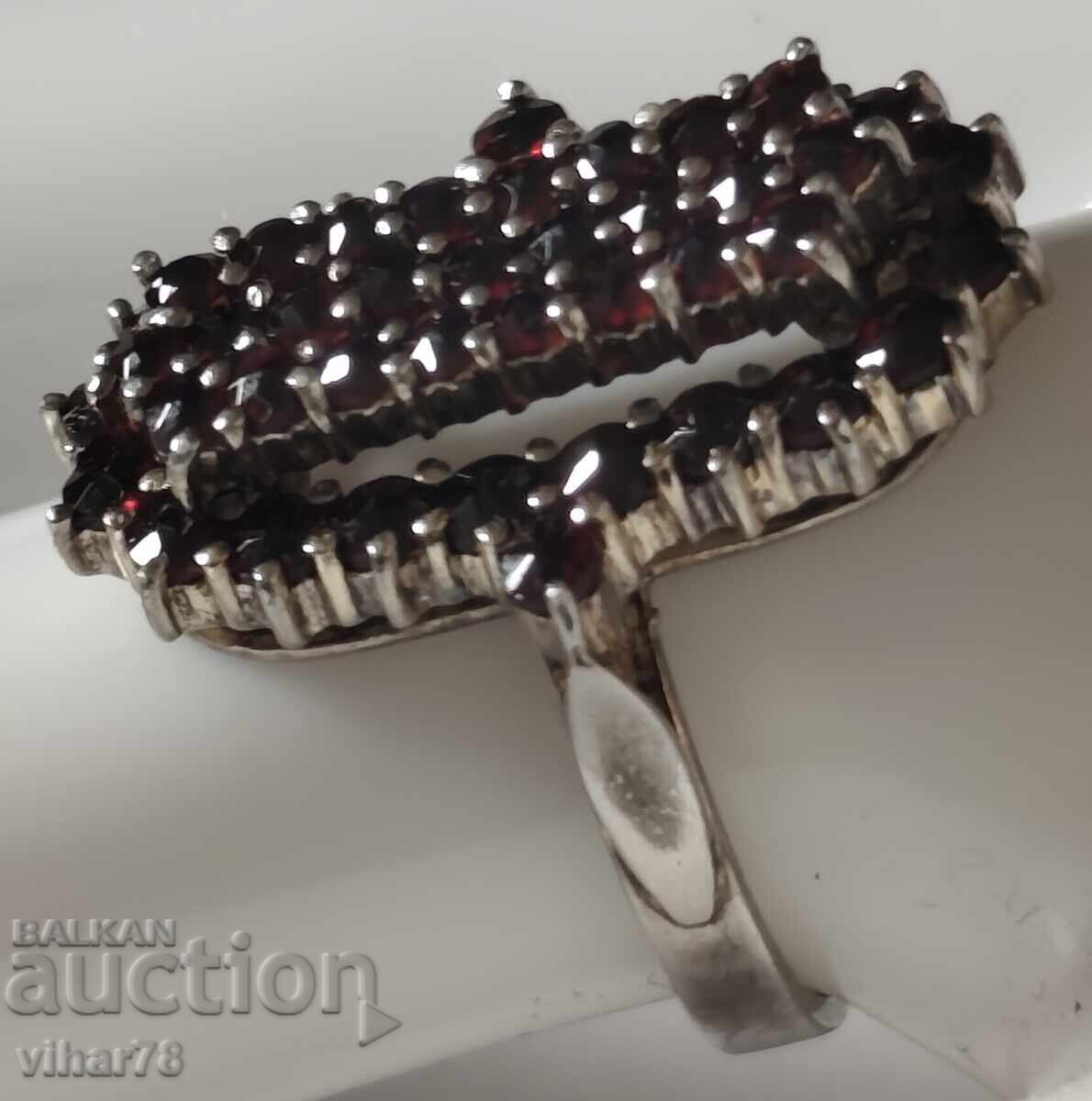 Licitație INEL DE ARGINT PENTRU DOAMNE, VECHI, CU GRANATE