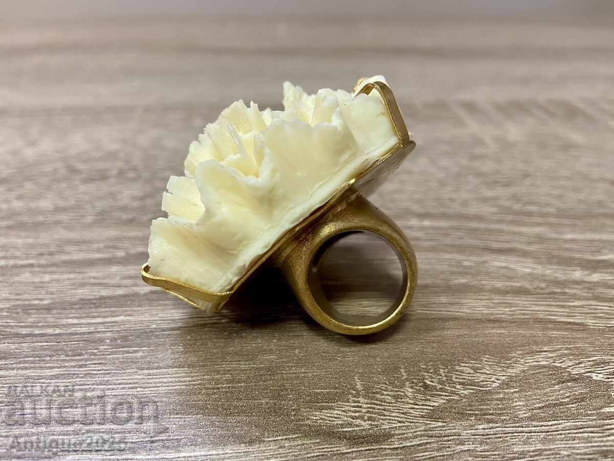 Auction  Oversized ring with a large carnation flower, metal, size 16