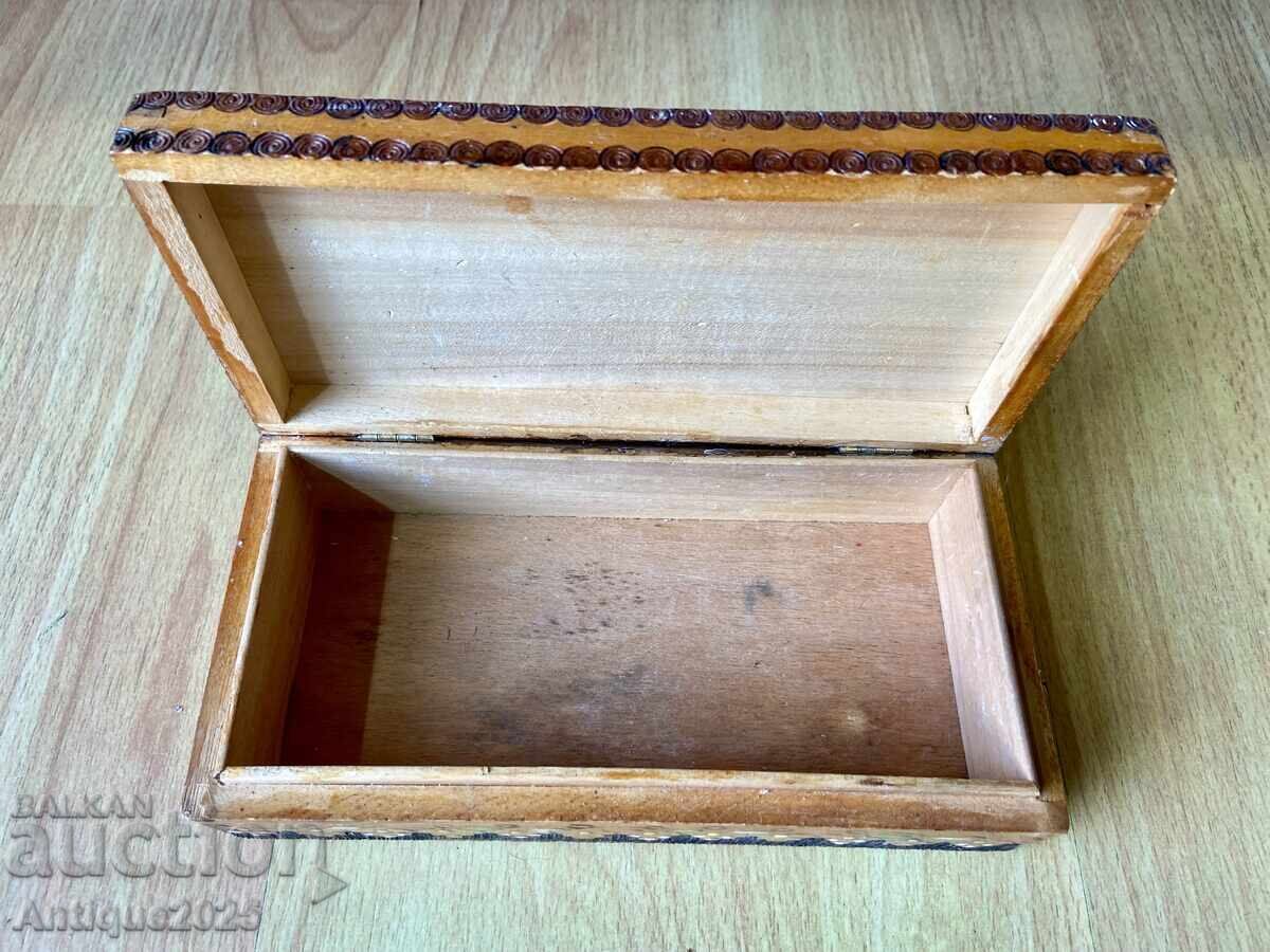 Δημοπρασία Αρχαίο ξύλινο κουτί με ζωηρό λαϊκό διάκοσμο