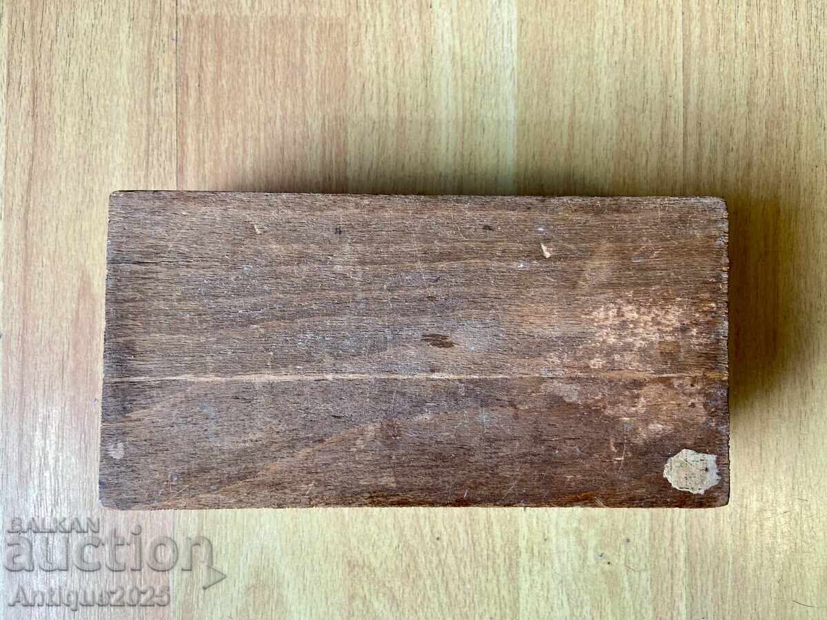 Αρχαίο ξύλινο κουτί με ζωηρό λαϊκό διάκοσμο - 5