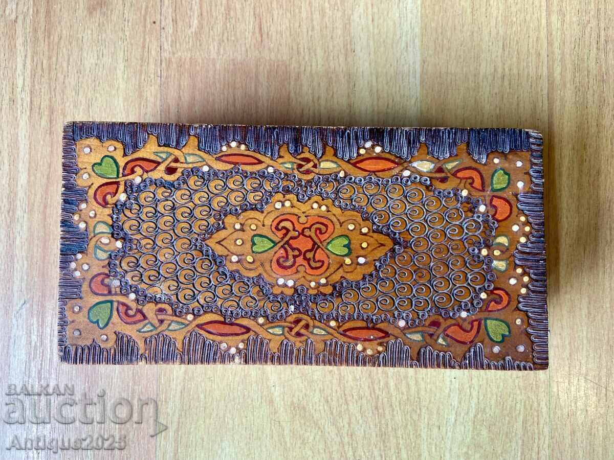 Αρχαίο ξύλινο κουτί με ζωηρό λαϊκό διάκοσμο