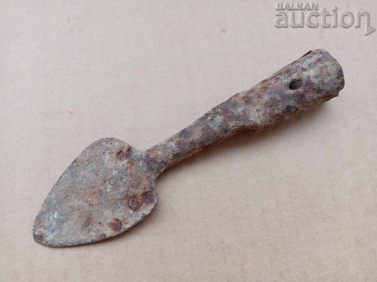 Αρχαίο σφυρήλατο βοδινό κέρατο βουβάλου