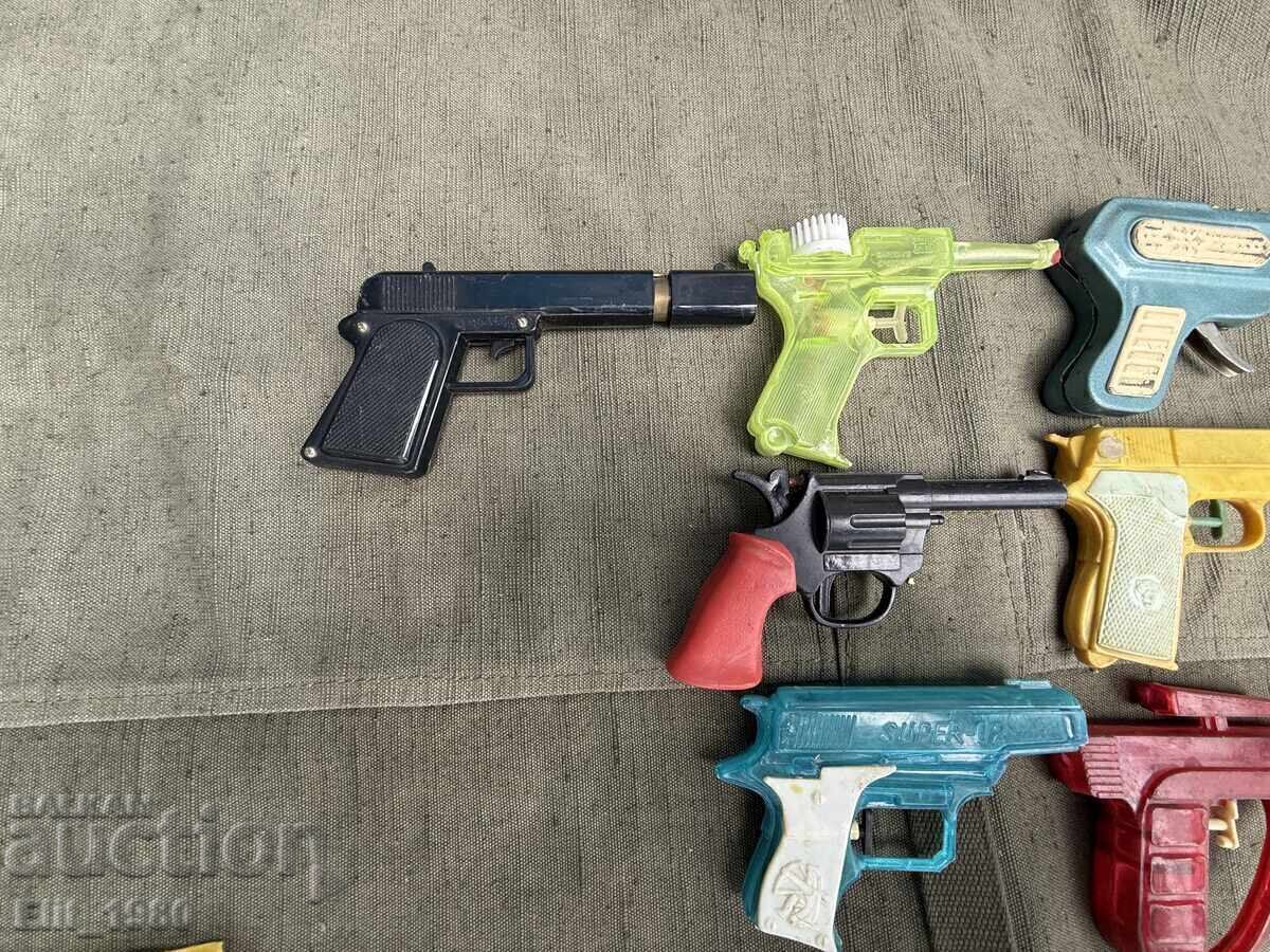 Pistoale de jucărie din perioada comunistă cu preț € 20.00 | 39.12 BGN Pistoale de jucărie din perioada comunistă cu preț € 20.00 | 39.12 BGN