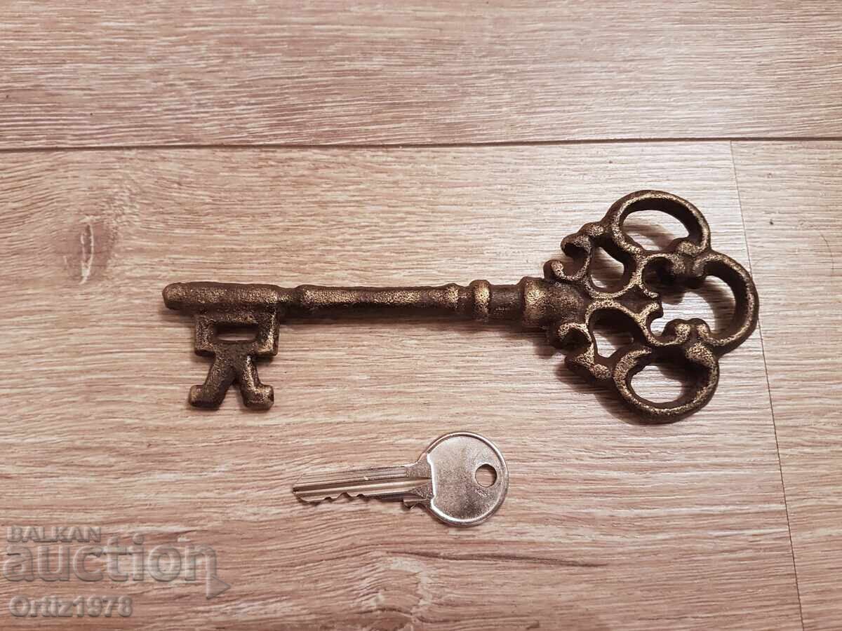 Аукцион Голям чугунен ключ, 15см