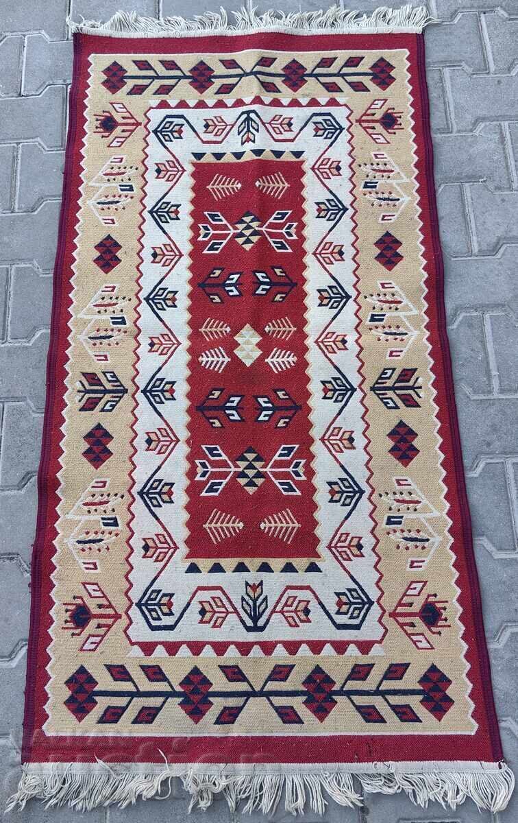 COVOR VECHI FRUMOS SĂNĂTOS DE CĂRĂRUȘĂ TREBUIE SPĂLAT cu preț 120.00 BGN | € 61.36