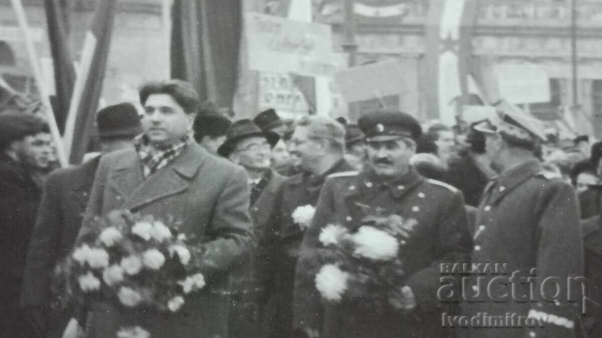 Fotografie Vulko Chervenkov buchet de flori la vizită în Polonia 1947 cu preț € 8.00 | 15.65 BGN