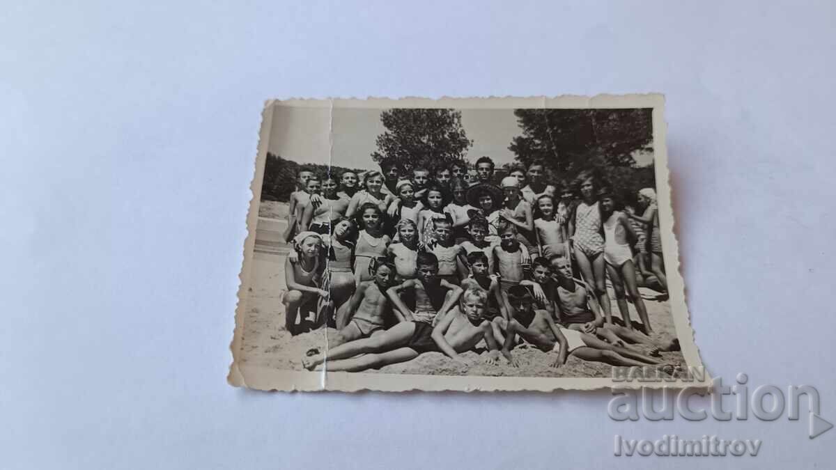 Снимка Деца и възпитатели на плажа Снимка Деца и възпитатели на плажа