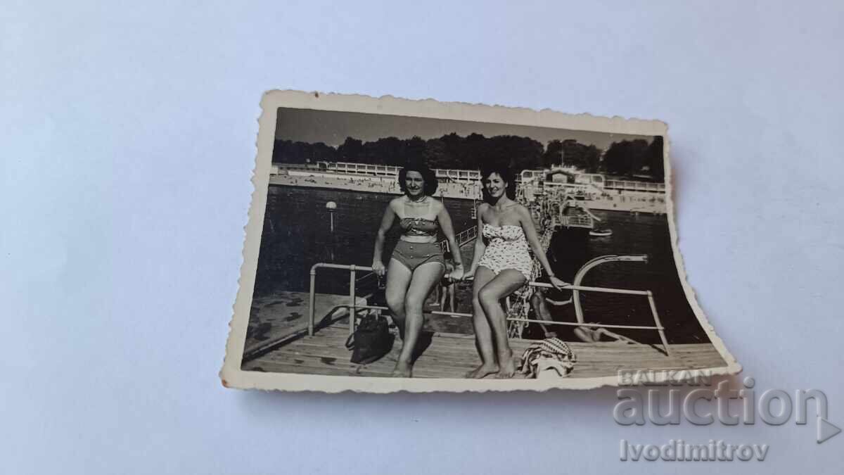 Снимка Две млади жени на пристана