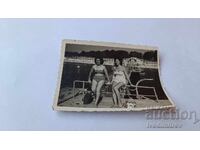 Снимка Две млади жени на пристана