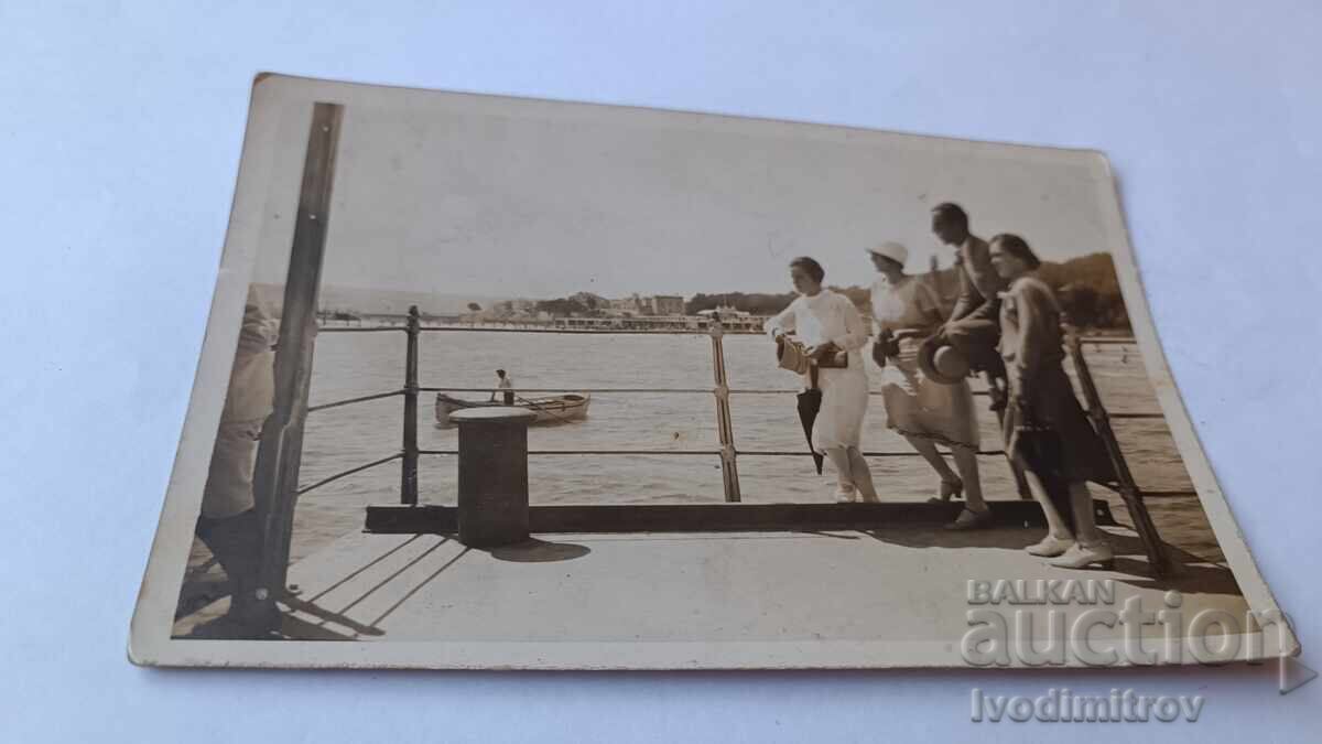 Φωτογραφία Βάρνα Άνδρας και τρεις νεαρές γυναίκες στην προβλήτα 1927