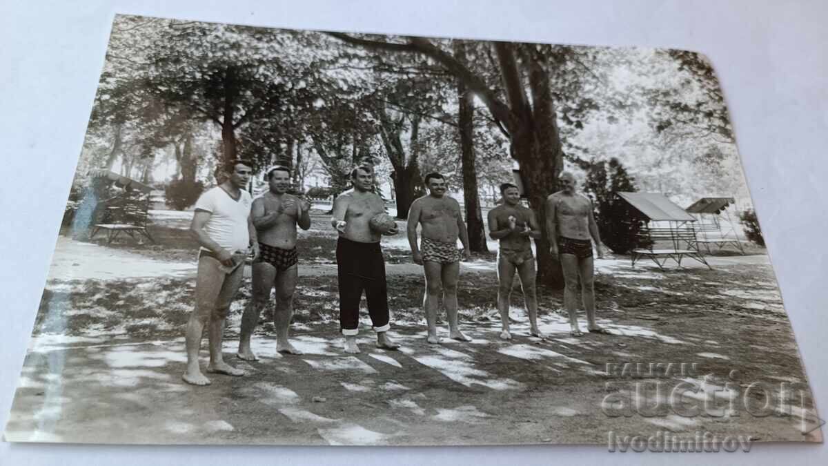 Fotografie Bărbați în costume de baie în parc