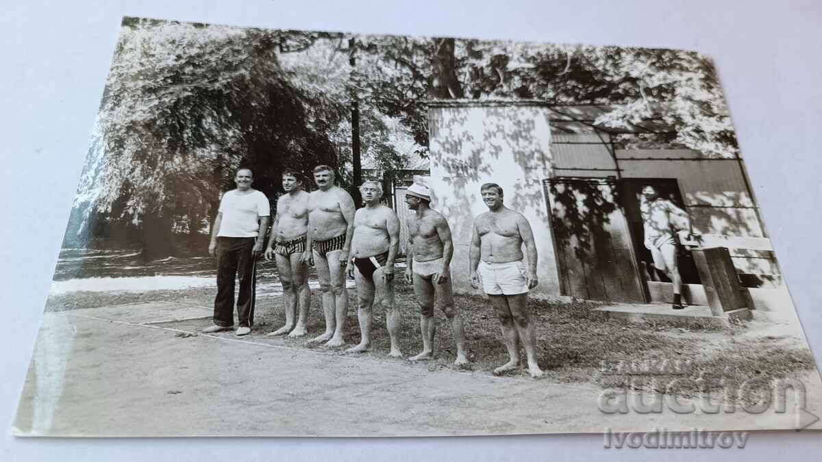 Fotografie Bărbați în costume de baie în parc